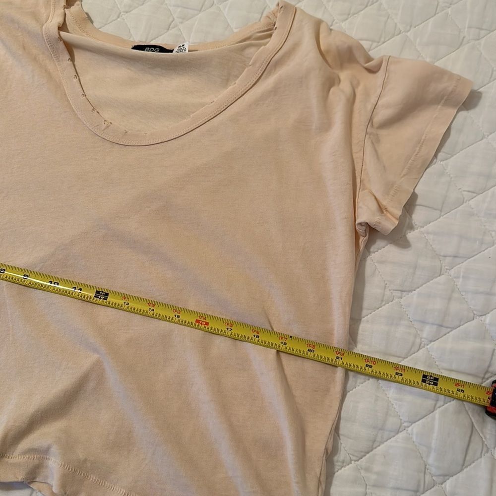 NWOT UO BDG Loose Fit Relaxed Tee with Hem Distressing Light Peach Color Size M - Picture 5 of 11